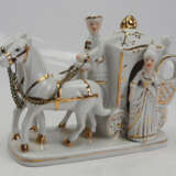 Porzellanfigur ‚Königliche Kutsche mit Pferdegespann‘. - Foto 1