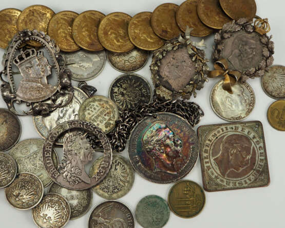 Lot Münzen und Münzschmuck. - photo 1