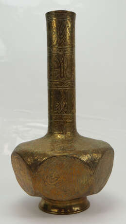 Vase mit orientalischen Ornamenten. - фото 1