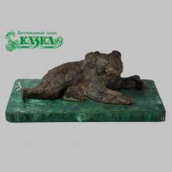 Настольное украшение «Лежащий медведь» на малахитовой подставке
