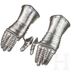 Ein Paar gefingerte Panzerhandschuhe, Italien, um 1560