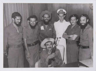 Camilo Cienfuegos im Kreis von Revolutionären. Perfecto Romero