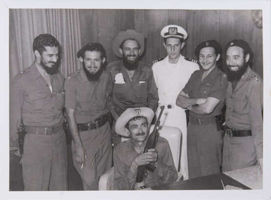 Camilo Cienfuegos im Kreis von Revolutionären. Perfecto Romero - Foto 1