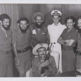 Camilo Cienfuegos im Kreis von Revolutionären. Perfecto Romero - photo 1