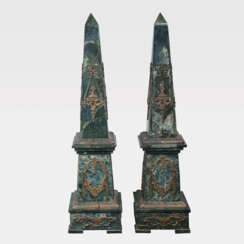 Paar eleganter Marmor-Obelisken