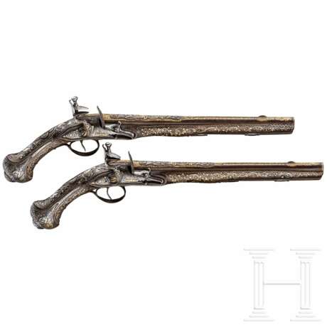 Ein Paar eisengeschnittene Luxus-Orientpistolen, osmanisch, um 1800 - фото 2