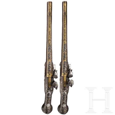Ein Paar eisengeschnittene Luxus-Orientpistolen, osmanisch, um 1800 - фото 4