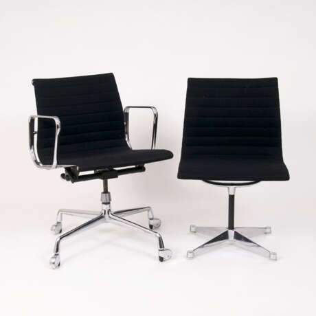 Zwei Vintage Aluminium Chairs. Charles & Ray Eames, tätig Mitte 20. Jahrhundert - Foto 1