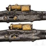 Ein Paar goldtauschierte und silbermontierte Perkussionspistolen, Kaukasus, Ende 19. Jahrhundert - Foto 6