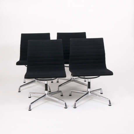 Satz von 4 Vintage Aluminium Chairs EA 106. Charles & Ray Eames, tätig Mitte 20. Jahrhundert - фото 1