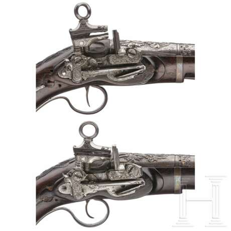 Ein Paar eisengeschnittene Luxus-Miqueletpistolen, Eibar, um 1760 - Foto 6