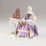 Seltene Porzellanfigur 'Hausfrau mit Spinnrad'. Johann Joachim Kaendler - photo 1