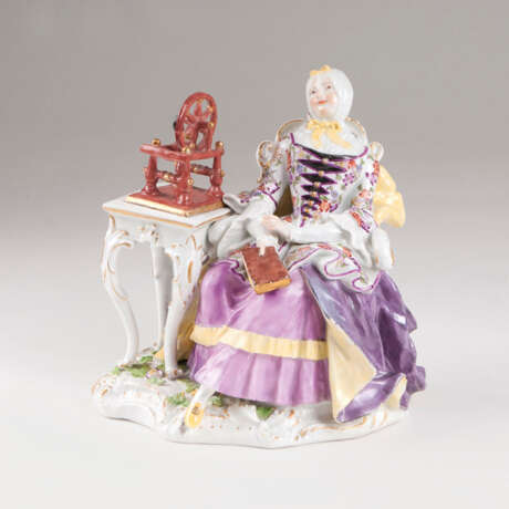 Seltene Porzellanfigur 'Hausfrau mit Spinnrad'. Johann Joachim Kaendler - фото 1