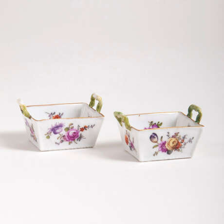 Paar Miniaturkörbchen mit Blumenbouquets - photo 1