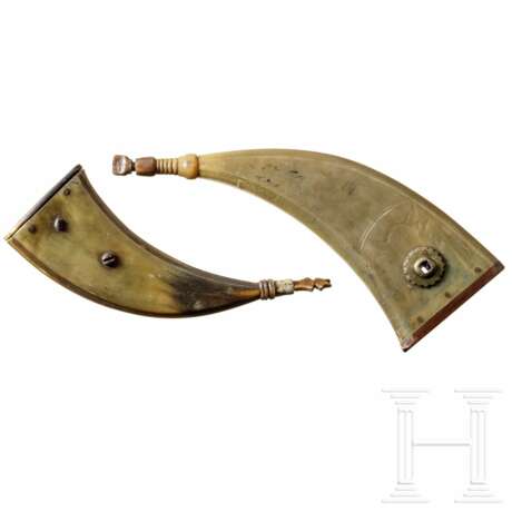 Zwei Pulverhörner mit Radschlossschlüsseln, deutsch, 18. Jahrhundert - Foto 2