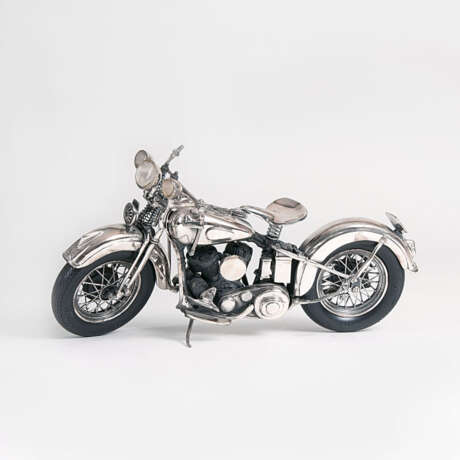 Großes seltenes Modell-Motorrad 'Harley Davidson' in Silber, Firma in Arezzo, Italien - фото 1
