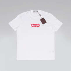 Weißes LV x Supreme Logo T-Shirt. Louis , in Kooperation mit Supreme