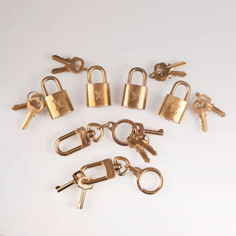 Satz von 4 Louis-Vuitton-Schlössern und 2 Schlüsselanhängern - фото 1