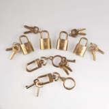Satz von 4 Louis-Vuitton-Schlössern und 2 Schlüsselanhängern - photo 1