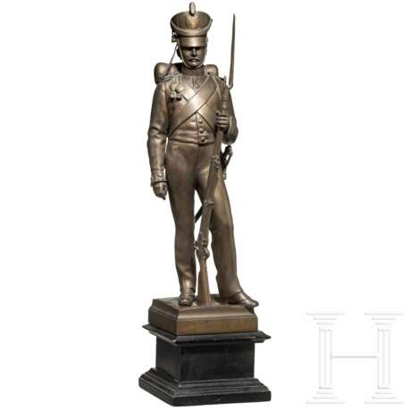 Carl Silbernagel – große Figur eines Garde-Infanteristen des 19. Jhdts., datiert 1902 - фото 1