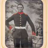 Teilkolorierte Aufnahme eines Soldaten des 3. Infanterie-Regiments Markgraf Ludwig Wilhelm, um 1855 - Foto 2