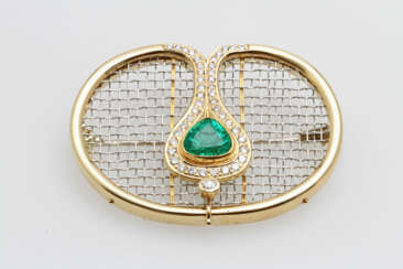 Brooch in the network appearance, occupied m. a fac. Emerald