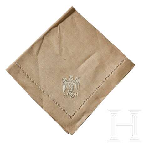 Adolf Hitler – a Napkin from his Informal Personal Table Service - Foto 1