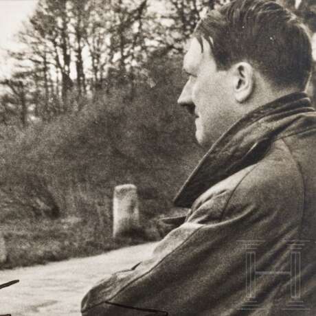Adolf Hitler – eigenhändige Tintenunterschrift auf Fotopostkarte in kleinem Silberrahmen - photo 4