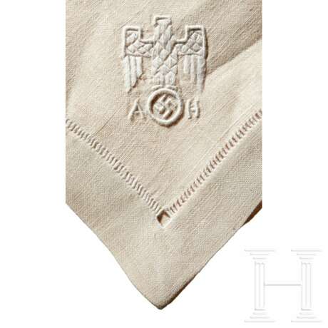 Adolf Hitler – a Napkin from his Informal Personal Table Service - Foto 3