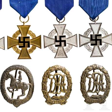 Konvolut mit 16 Orden und Abzeichen - Reichsfeuerwehr-Ehrenzeichen, HJ-Kreissieger, Polizeidienst-Auszeichnungen und andere - Foto 3