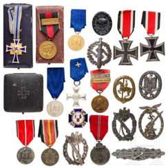 20 Auszeichnungen mit Nordfrontkreuz, Nahkampfspange, Infanteriesturmabzeichen und Flakkampfabzeichen 