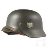 Stahlhelm M 35 des Heeres mit beiden Abzeichen - photo 1