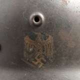 Stahlhelm M 40 des Heeres mit einem Abzeichen - Foto 5
