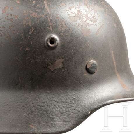 Stahlhelm M 40 des Heeres mit einem Abzeichen - фото 7