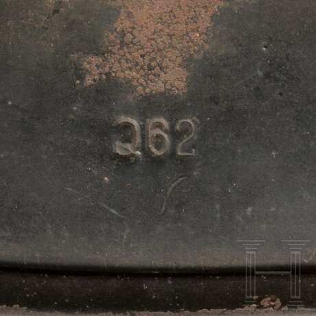 Stahlhelm M 40 des Heeres mit einem Abzeichen - Foto 8