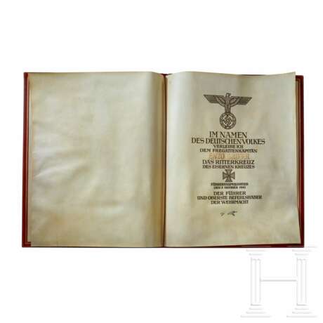 Fregattenkapitan Enzo Grossi – Verleihungsurkunde mit Mappe zum Ritterkreuz des Eisernen Kreuzes 1939 - Foto 3