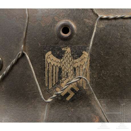 Stahlhelm M 40 des Heeres mit einem Abzeichen und Maschendrahtnetz - фото 5