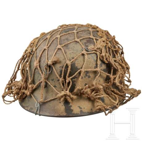 Stahlhelm M 40 des Heeres mit Netzüberzug und Dreifarbanstrich, typisch für die Normandiefront - photo 4