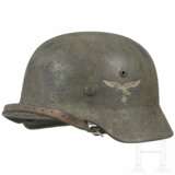 Stahlhelm M 35 der Luftwaffe mit einem Abzeichen und Tarnanstrich - фото 3