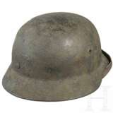 Stahlhelm M 35 der Luftwaffe mit einem Abzeichen und Tarnanstrich - фото 4