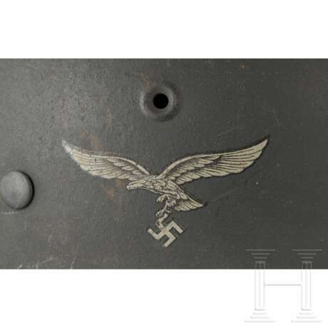 Stahlhelm M 42 der Luftwaffe mit einem Abzeichen - Foto 5
