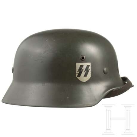 Stahlhelm M 35 der Waffen-SS mit einem Abzeichen - Foto 8