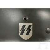 Stahlhelm M 35 der Waffen-SS mit einem Abzeichen - фото 11