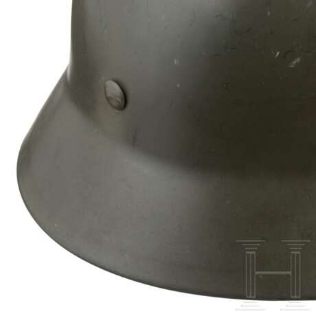 Stahlhelm M 35 der Waffen-SS mit einem Abzeichen - фото 4