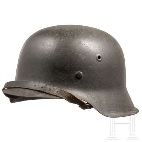 Stahlhelm M 42 der Waffen-SS mit einem Abzeichen - Foto 1