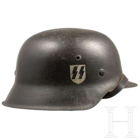 Stahlhelm M 42 der Waffen-SS mit einem Abzeichen - Foto 2