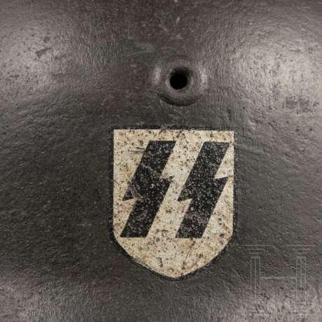 Stahlhelm M 42 der Waffen-SS mit einem Abzeichen - Foto 4