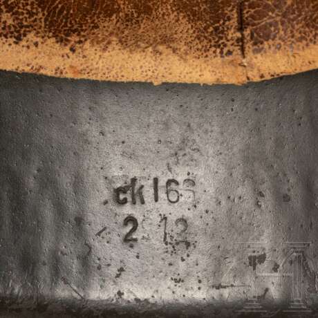Stahlhelm M 42 der Waffen-SS mit einem Abzeichen - Foto 5