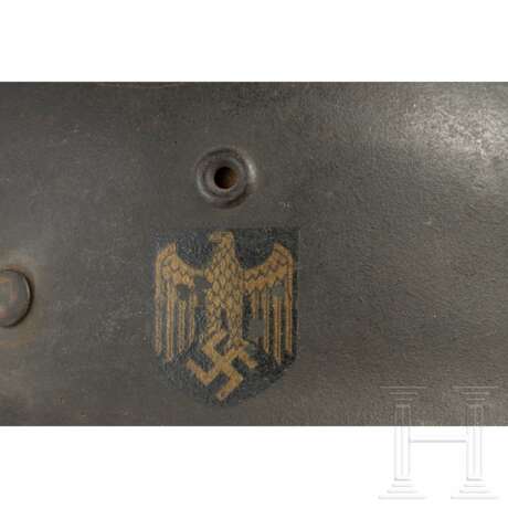 Stahlhelm M 40 der Kriegsmarine mit einem Abzeichen - фото 8