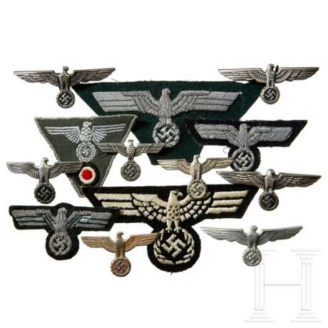 A Small Collection of Army Cap and Breast Insignia - Foto 1